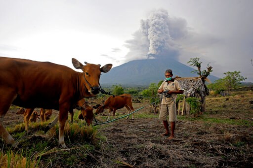 Volcano Gushing Ash over Bali Closes Airport for a 2nd Day