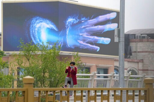 Shanghai Disinfects Homes, Closes All Subways in COVID Fight