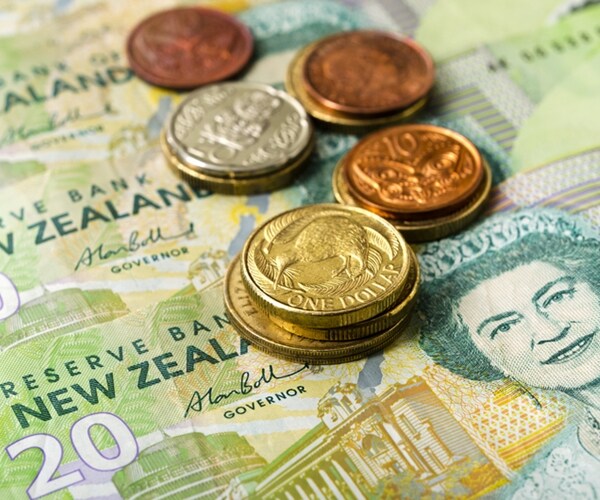 Currency World Roiled by Politics Again as Kiwi Rocks Traders