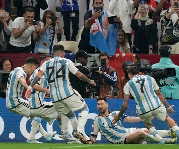 World Cup: Messi, Di Maria Give Argentina 2-0 Halftime Lead Over France