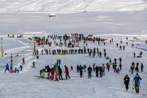 AP Photos: Snow Fills Kashmir Resort with Tourists again