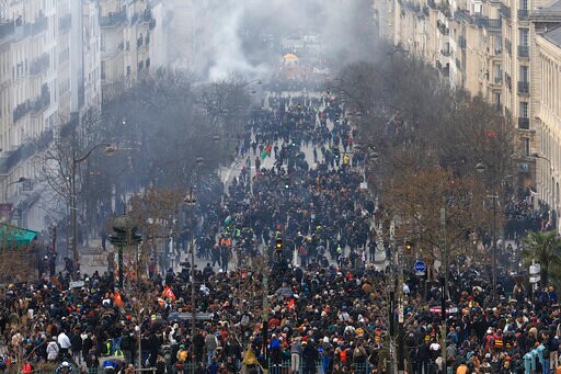 French Strikers Maintain Pressure to Reject Pension Plan