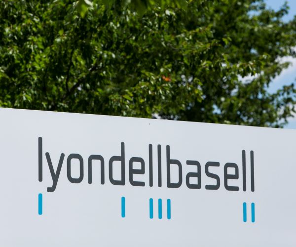 LyondellBasell Plans Quick Sale of Houston Oil Refinery