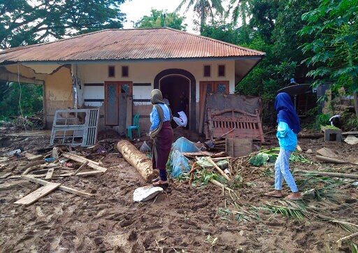 Indonesia Landslides Death Toll Rises to 119, Dozens Missing