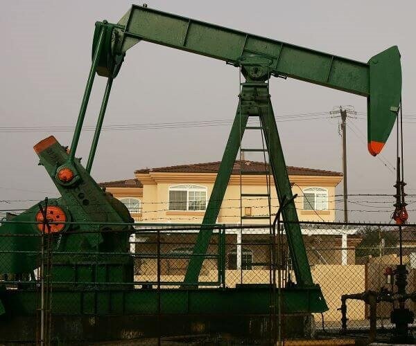 Oil Rises to $105 on US Inventory, Russian Gas Cuts
