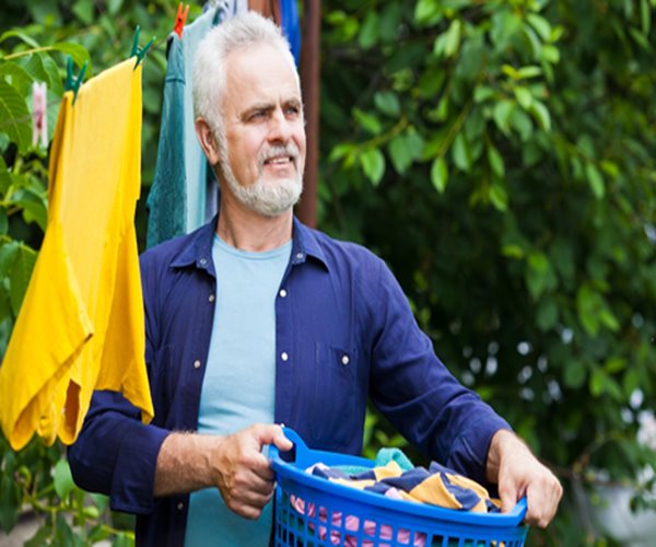 Sharing Housework Could Help Health of Elderly Men