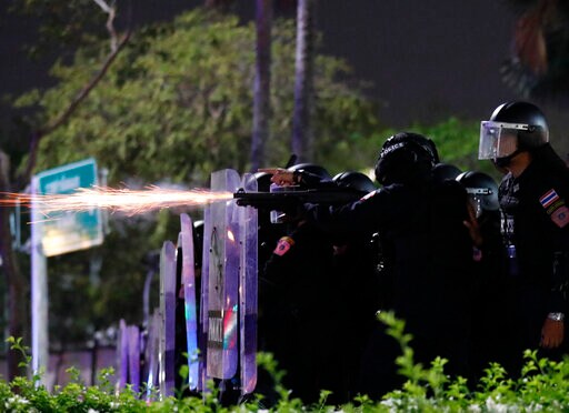 Thai Police Use Tear Gas, Rubber Bullets to Break up Protest