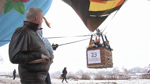 50 Latvian Couples Get Hitched in Midair, Literally