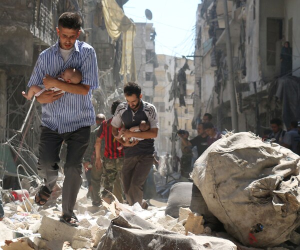 Russian Jets Halt Aleppo Bombing to Allow Time to Flee