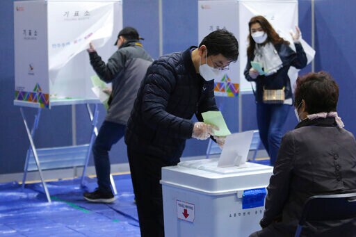 South Koreans Vote in National Elections amid Virus Fears