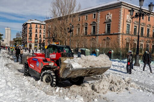 Snow, and Now Ice, Disrupt Spaniards' Lives, Vaccine Rollout