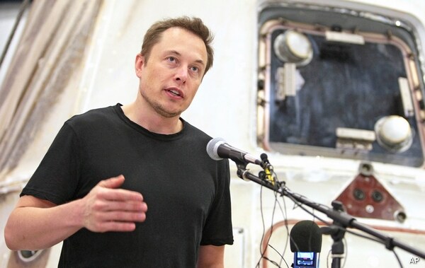 Rocket-Maker Elon Musk Challenges Air Force to Open Bidding