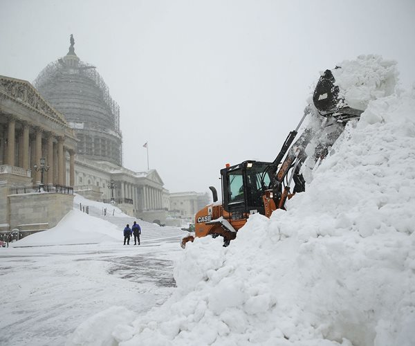 Snowstorm Slams East Coast, Snarls Traffic; 10 Dead