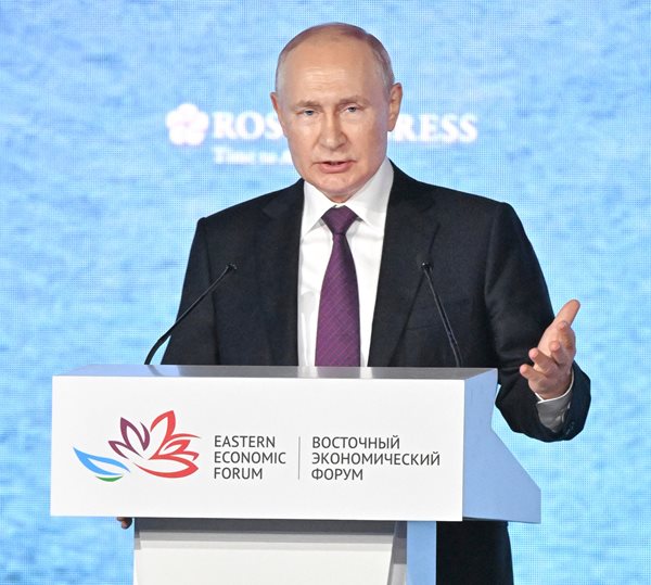 Putin Hails Musk as 'Outstanding Person,' Businessman