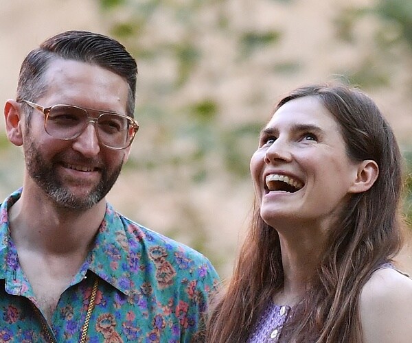 amanda knox and chris robinson laugh outside