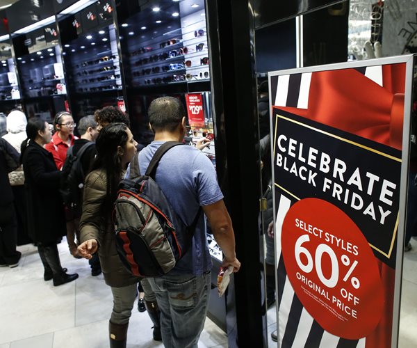 Thanksgiving Shopping Crowds 'Good Not Great'; Online Sales Strong