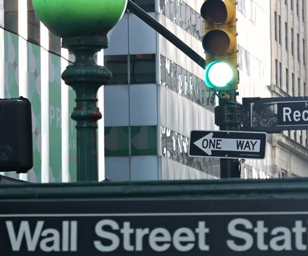 Dow Jumps 544 on Earnings Cheer, Despite Oil Woes