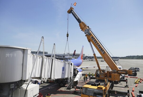 Seattle Airport Jetway Gives Out as Passengers Exit Flight; No Injuries