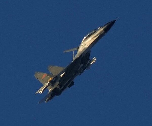 a chinese fighter jet flying