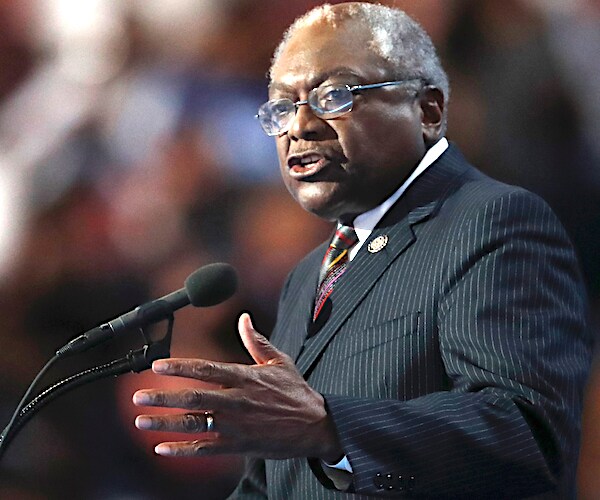 james clyburn gestures as he speaks to a large crowd