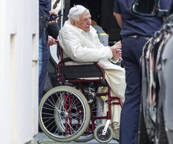 Retired Pope Returning to Vatican After Visiting Ill Brother