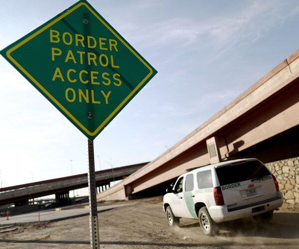 A Border Patrol vehicle and sign at the southern border