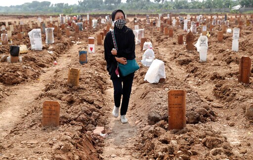 Desperate Indonesians Search for Oxygen as Virus Cases Soar