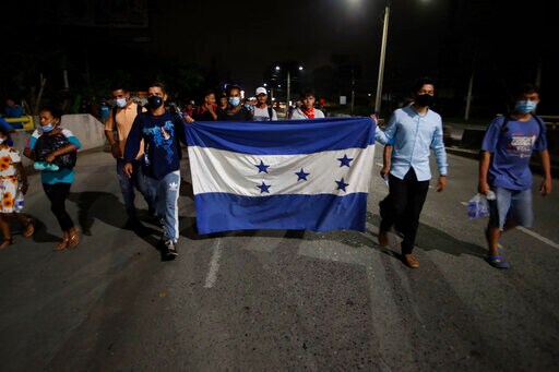 Honduran Migrants Head for Guatemala Border as Police Wait