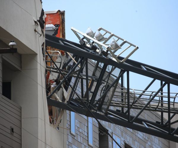 1 Killed, 6 Hurt as Crane Collapses on Dallas Apartment Building