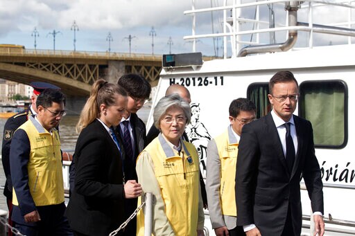 The Latest: Murky Waters Impair Recovery of Boat in Hungary