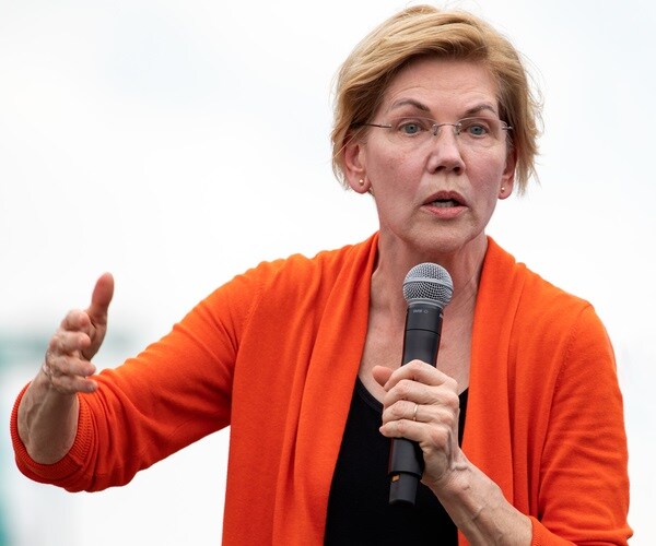 Elizabeth Warren Steps Into Repo Turmoil, Asks Mnuchin for Answers