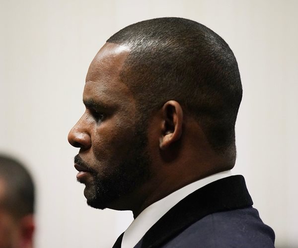 R. Kelly Judgment Withdrawn After Lawyers Say he Can't Read
