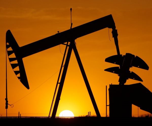 Oil Rises 1% as Tight Supply Outweighs Economic Worries 