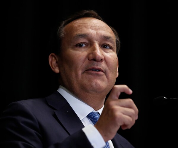United CEO Sand Grab? Oscar Munoz Accused of Stealing Sand for Home