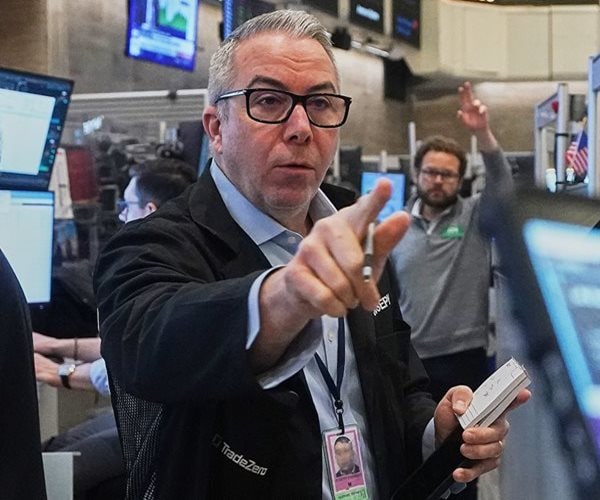 Wall Street Ends Mixed as Tech Dips, Defense Rallies