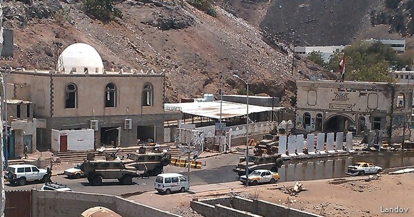 Attack on Yemen Army HQ Kills Six Soldiers, Three Militants