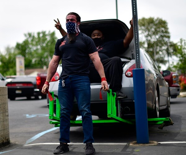 ian smith pulls a truck