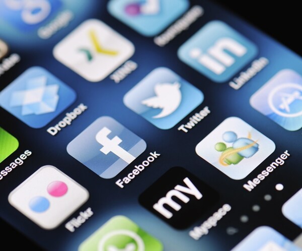 Apple Weighs Letting Users Switch Default iPhone Apps to Rivals