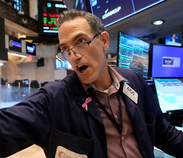 Nasdaq Ends 1.7% Lower as Technology Shares Weigh