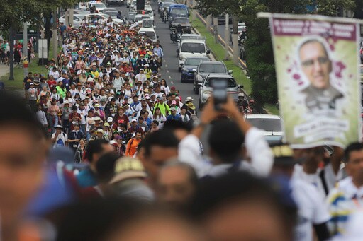 Salvadorans Honoring Saint Óscar Romero: During These Difficult Times, he Is like a Ray of Hope