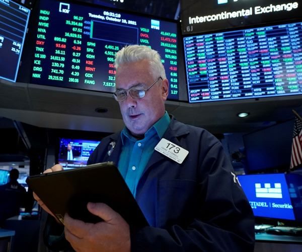 US Stocks End Flat Amid Lackluster Earnings