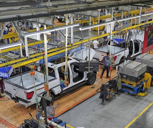 US Manufacturing Rebounds as Orders Surge