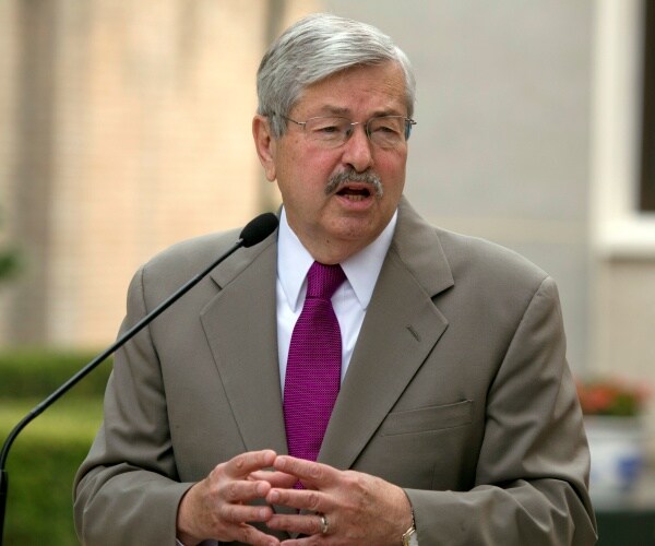 terry brandstad speaks to group