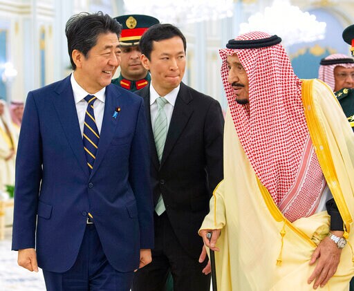 Japan's Abe Meets Saudi King amid Threats in Persian Gulf