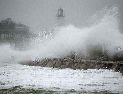 Nor'easter Grounds Flights, Halts Trains Along East Coast