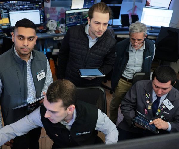 Wall St Mixed as Worries Linger Before Holiday Break