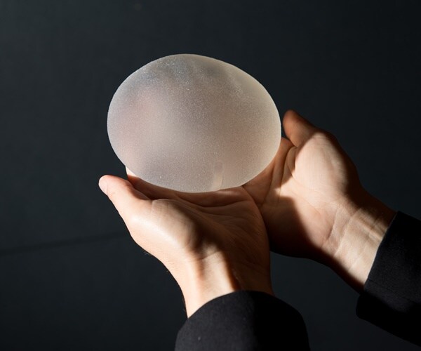 US Experts: Too Soon to Pull Breast Implants Tied to Cancer