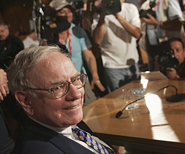 Buffett Likely to Finally Address Pandemic at Berkshire Hathaway Meeting
