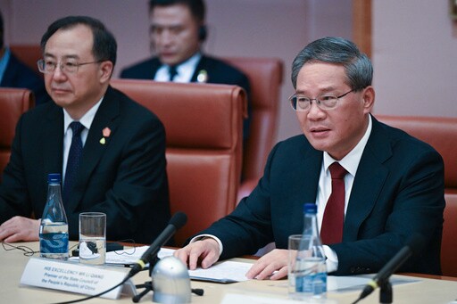 Chinese Premier Agrees with Australia to 'properly Manage' Differences