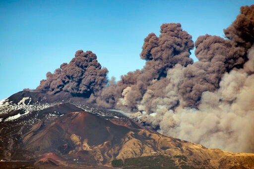 Quake from Mount Etna Volcano Jolts Sicily; 10 Injured